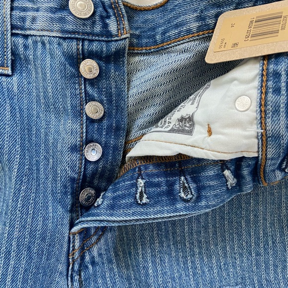 Levi’s 501 Jean Shorts - Picture 3 of 5